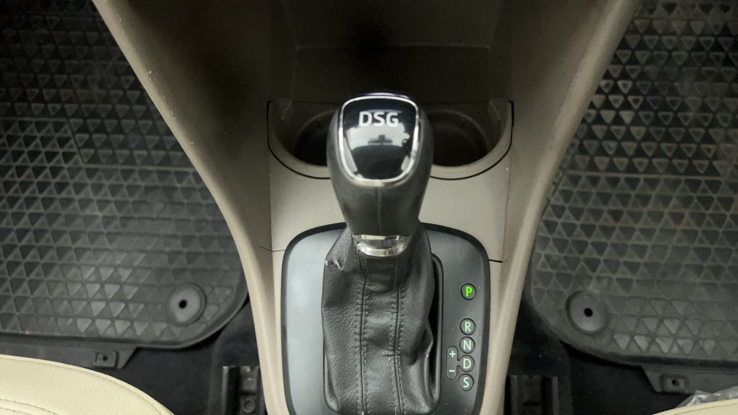 New Skoda Rapid interior GEAR  KNOB VIEW