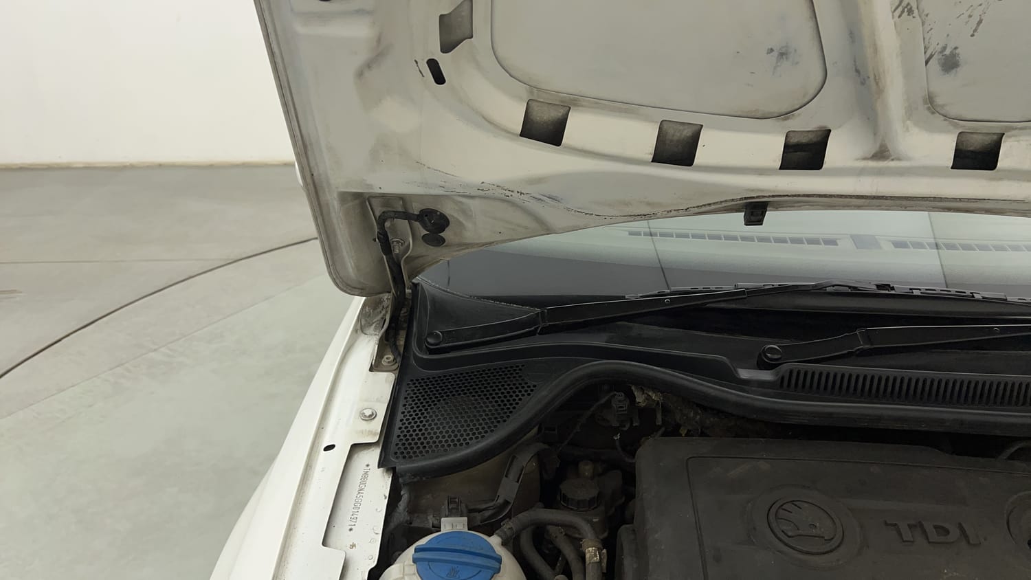 New Skoda Rapid engine ENGINE RIGHT SIDE HINGE & APRON VIEW