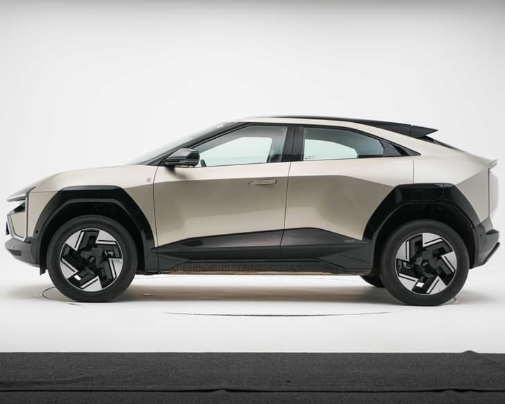 New Mahindra BE 6 exterior RIGHT FRONT CORNER VIEW