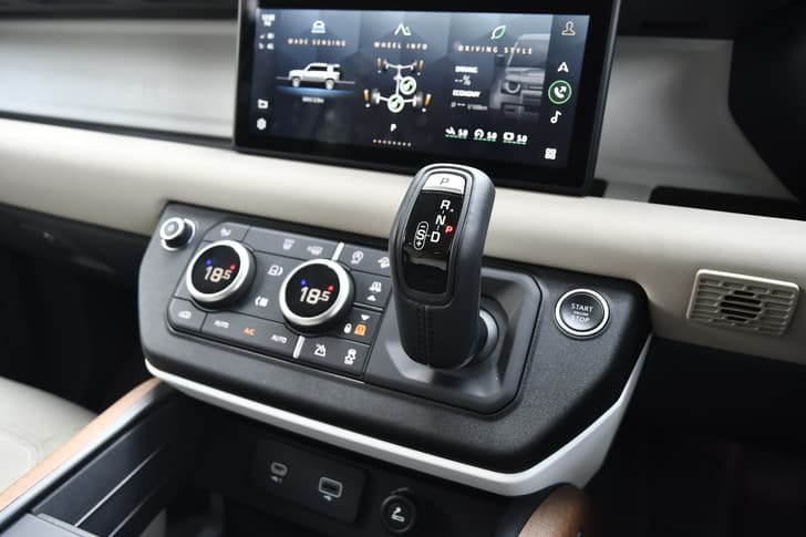 New Land Rover Defender interior GEAR  KNOB VIEW