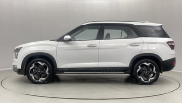 Used 2024 Hyundai Alcazar Signature (O) 7 STR 1.5 Petrol DCT Petrol Automatic Image