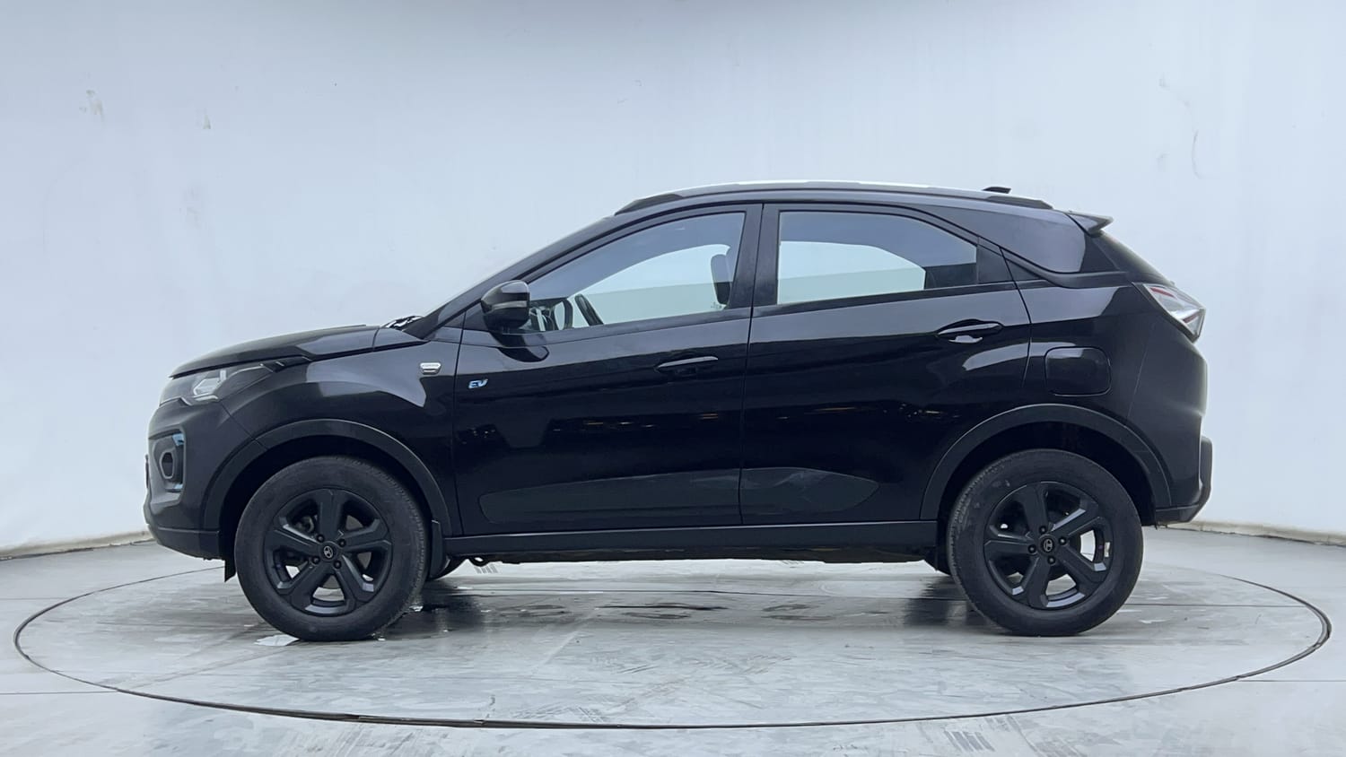 2022 Tata Nexon EV XZ Plus LUX Dark Edition - Photo 2