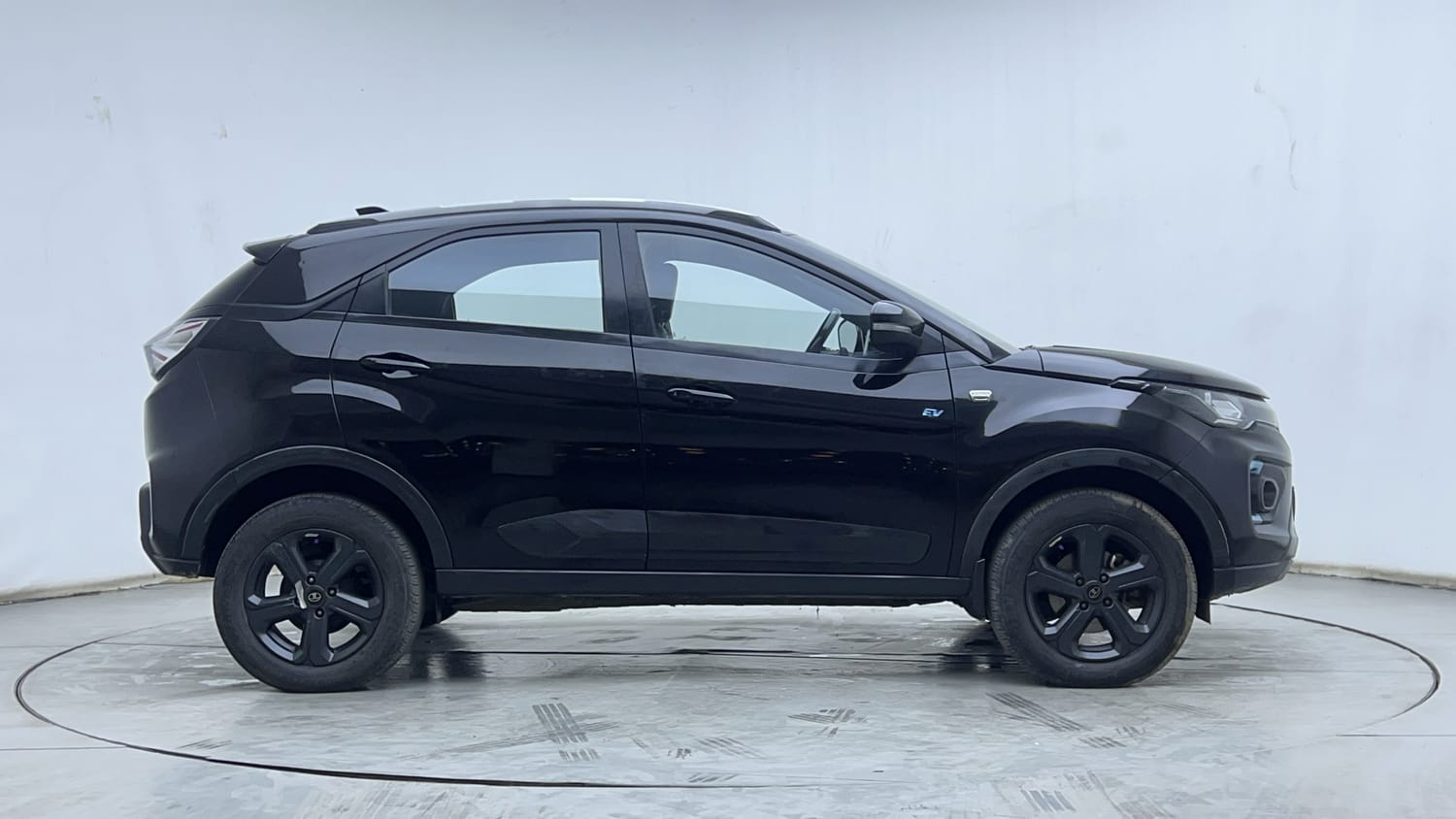 2022 Tata Nexon EV XZ Plus LUX Dark Edition - Photo 6