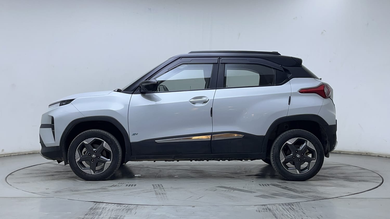 2024 Tata Punch EV Empowered Plus S long Range - Photo 2