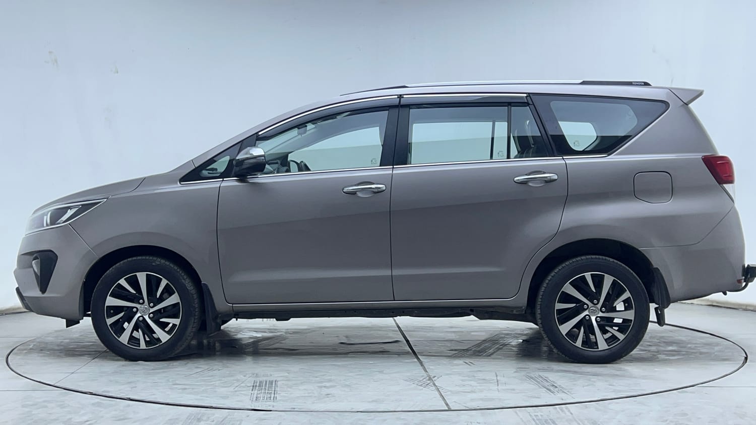 2022 Toyota Innova Crysta - 2