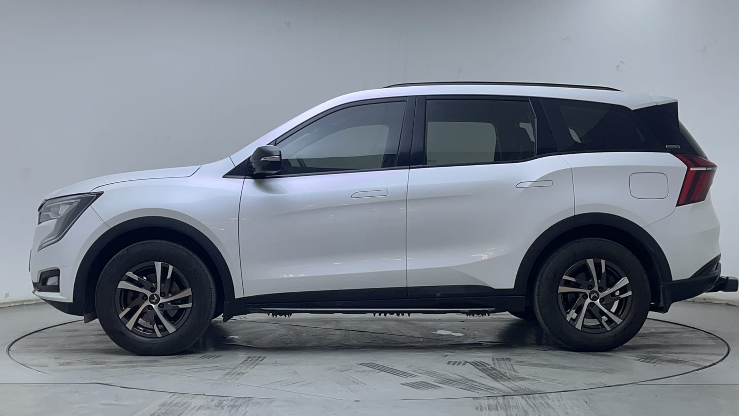 2023 Mahindra XUV700 - 2