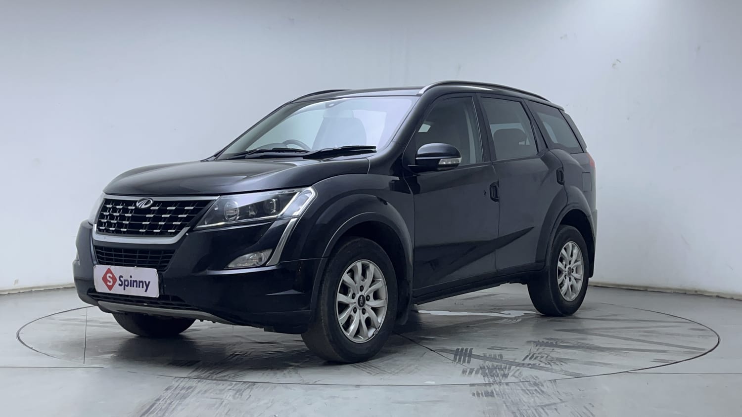 2020 Mahindra XUV500 W9