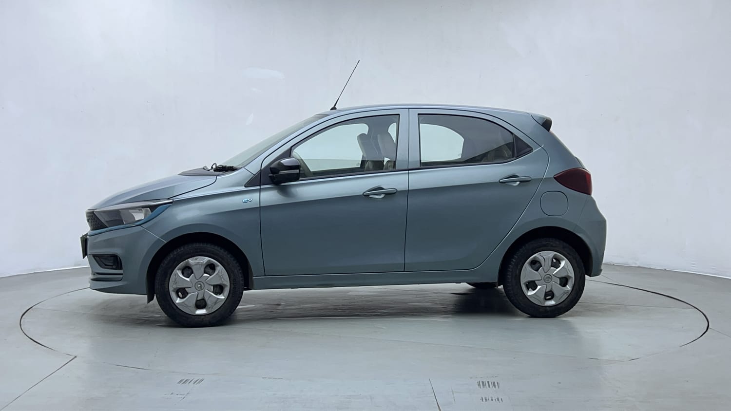 2023 Tata Tiago EV XT Medium Range - Photo 2