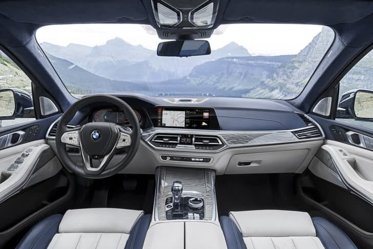 New BMW X7 engine ENGINE & BONNET OPEN FRONT VIEW