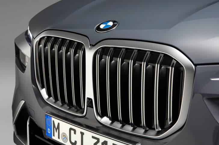New BMW X7 exterior FRONT WINDSHIELD VIEW