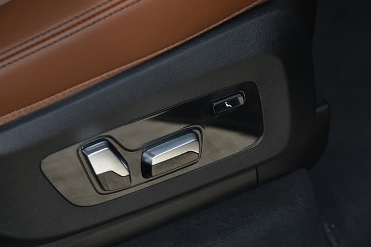 New BMW X7 engine ENGINE LEFT SIDE HINGE & APRON VIEW