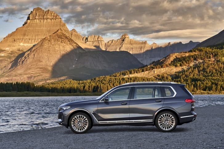 New BMW X7 exterior RIGHT FRONT CORNER VIEW