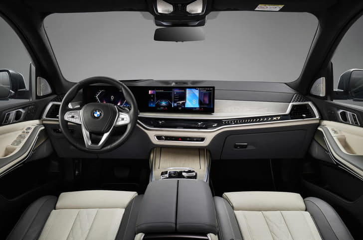 New BMW X7 engine ENGINE RIGHT SIDE HINGE & APRON VIEW