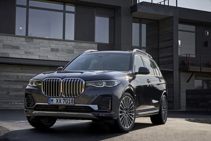 New BMW X7 exterior BACK WINDSHIELD VIEW