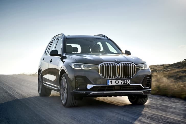 New BMW X7 exterior RIGHT SIDE VIEW