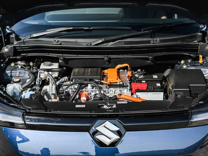 New Maruti Suzuki E-Vitara engine ENGINE RIGHT SIDE HINGE & APRON VIEW