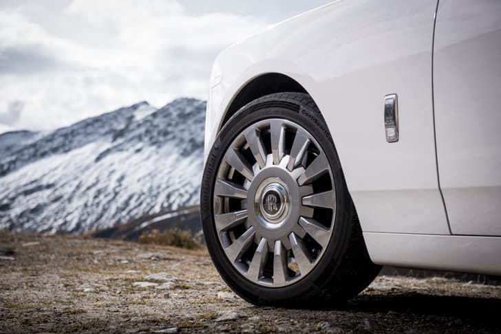 New Rolls-Royce Phantom exterior RIGHT FRONT CORNER VIEW