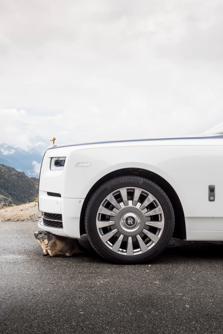 New Rolls-Royce Phantom engine ENGINE RIGHT SIDE HINGE & APRON VIEW