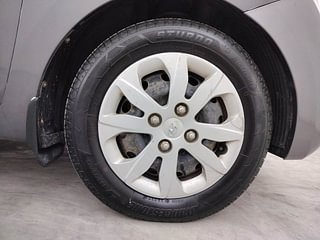 Used 2018 Hyundai Eon [2011-2018] Magna + Petrol Manual tyres RIGHT FRONT TYRE RIM VIEW