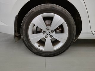 Used 2019 Skoda Superb [2016-2020] Style TSI MT Petrol Manual tyres RIGHT REAR TYRE RIM VIEW