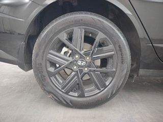 Used 2023 Hyundai Verna SX (O) 1.5 Turbo Petrol DCT Petrol Automatic tyres RIGHT REAR TYRE RIM VIEW