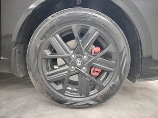 Used 2023 Hyundai Verna SX (O) 1.5 Turbo Petrol DCT Petrol Automatic tyres RIGHT FRONT TYRE RIM VIEW