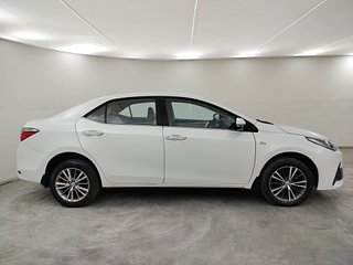 Used 2019 Toyota Corolla Altis [2017-2020] VL CVT Petrol Petrol Automatic exterior RIGHT SIDE VIEW