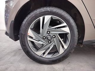 Used 2021 Hyundai New i20 Asta 1.0 Turbo IMT Petrol Manual tyres RIGHT REAR TYRE RIM VIEW