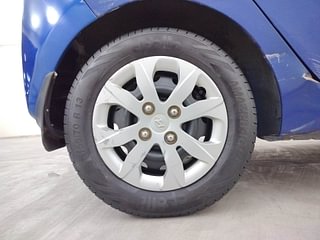 Used 2014 Hyundai Eon [2011-2018] Sportz Petrol Manual tyres RIGHT REAR TYRE RIM VIEW