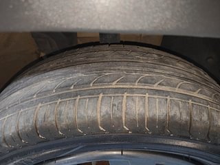 Used 2020 Renault Kwid [2017-2019] RXT 1.0 SCE Special (O) Petrol Manual tyres RIGHT FRONT TYRE TREAD VIEW