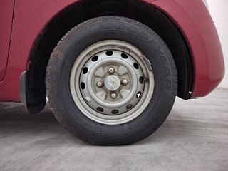 Used 2017 Hyundai Eon [2011-2018] Era + Petrol Manual tyres RIGHT FRONT TYRE RIM VIEW