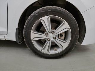 Used 2019 Hyundai Verna [2017-2020] 1.6 CRDI SX Diesel Manual tyres RIGHT FRONT TYRE RIM VIEW