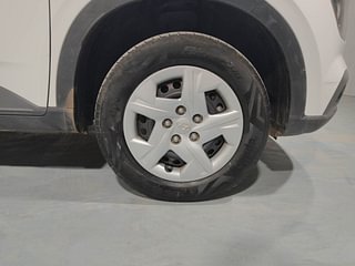 Used 2021 Hyundai Venue [2019-2022] S+ 1.2 Petrol Manual tyres RIGHT FRONT TYRE RIM VIEW