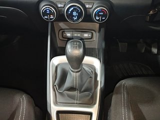 Used 2021 Hyundai Venue [2019-2022] S+ 1.2 Petrol Manual interior GEAR  KNOB VIEW