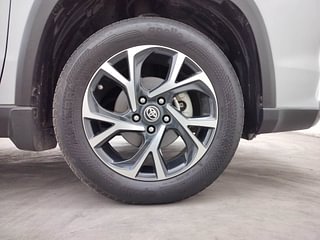 Used 2023 Toyota Urban Cruiser Hyryder V Hybrid Dual Tone Hybrid Automatic tyres RIGHT FRONT TYRE RIM VIEW