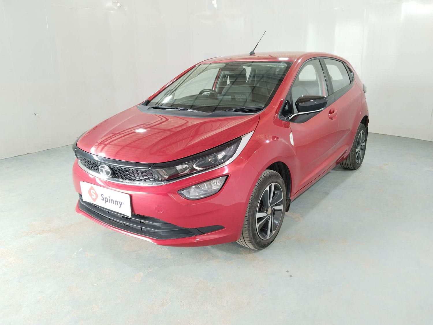 LEFT FRONT CORNER VIEW