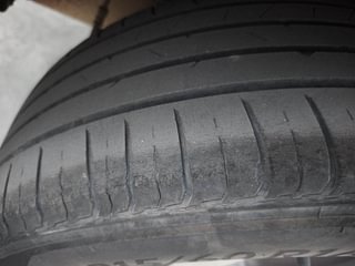 Used 2019 Hyundai Venue [2019-2022] SX Plus 1.0 Turbo DCT Petrol Automatic tyres RIGHT REAR TYRE TREAD VIEW