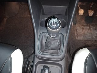 Used 2019 Volkswagen Polo [2018-2022] Comfortline 1.0L (P) Petrol Manual interior GEAR  KNOB VIEW