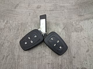Used 2022 Tata Altroz XT 1.2 Petrol Manual extra CAR KEY VIEW
