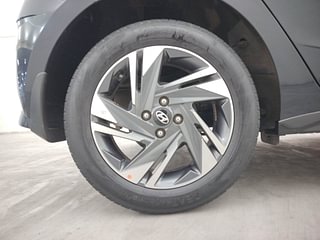 Used 2022 Hyundai New i20 Asta (O) 1.0 Turbo DCT Petrol Automatic tyres RIGHT REAR TYRE RIM VIEW