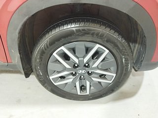 Used 2023 Hyundai Venue S (O) 1.0 Turbo DCT Petrol Automatic tyres RIGHT FRONT TYRE RIM VIEW