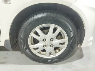 Used 2014 Honda Brio VX MT Petrol Manual tyres RIGHT FRONT TYRE RIM VIEW