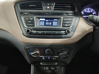 Used 2017 Hyundai Elite i20 Sportz 1.2 Petrol Manual interior MUSIC SYSTEM & AC CONTROL VIEW