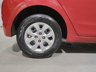 Used 2017 Hyundai Elite i20 Sportz 1.2 Petrol Manual tyres RIGHT REAR TYRE RIM VIEW