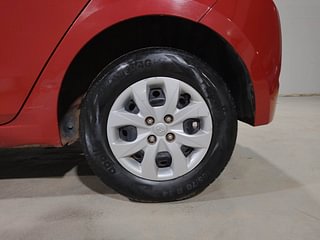 Used 2017 Hyundai Elite i20 Sportz 1.2 Petrol Manual tyres LEFT REAR TYRE RIM VIEW