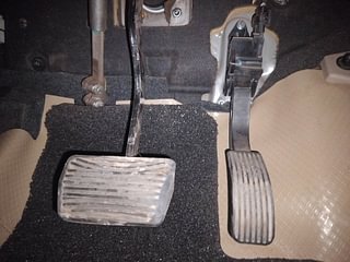 Used 2017 Mahindra XUV500 W6 AT Diesel Automatic interior PEDALS VIEW