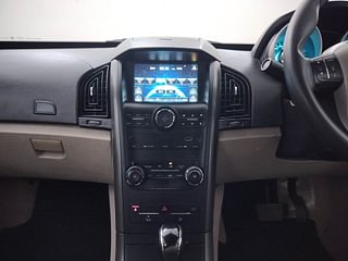 Used 2017 Mahindra XUV500 W6 AT Diesel Automatic interior MUSIC SYSTEM & AC CONTROL VIEW