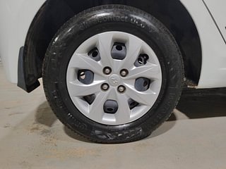 Used 2016 Hyundai Elite i20 Sportz 1.2 Petrol Manual tyres RIGHT REAR TYRE RIM VIEW