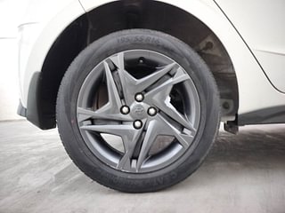 Used 2021 Hyundai New i20 Sportz 1.0 Turbo IMT Petrol Manual tyres RIGHT REAR TYRE RIM VIEW