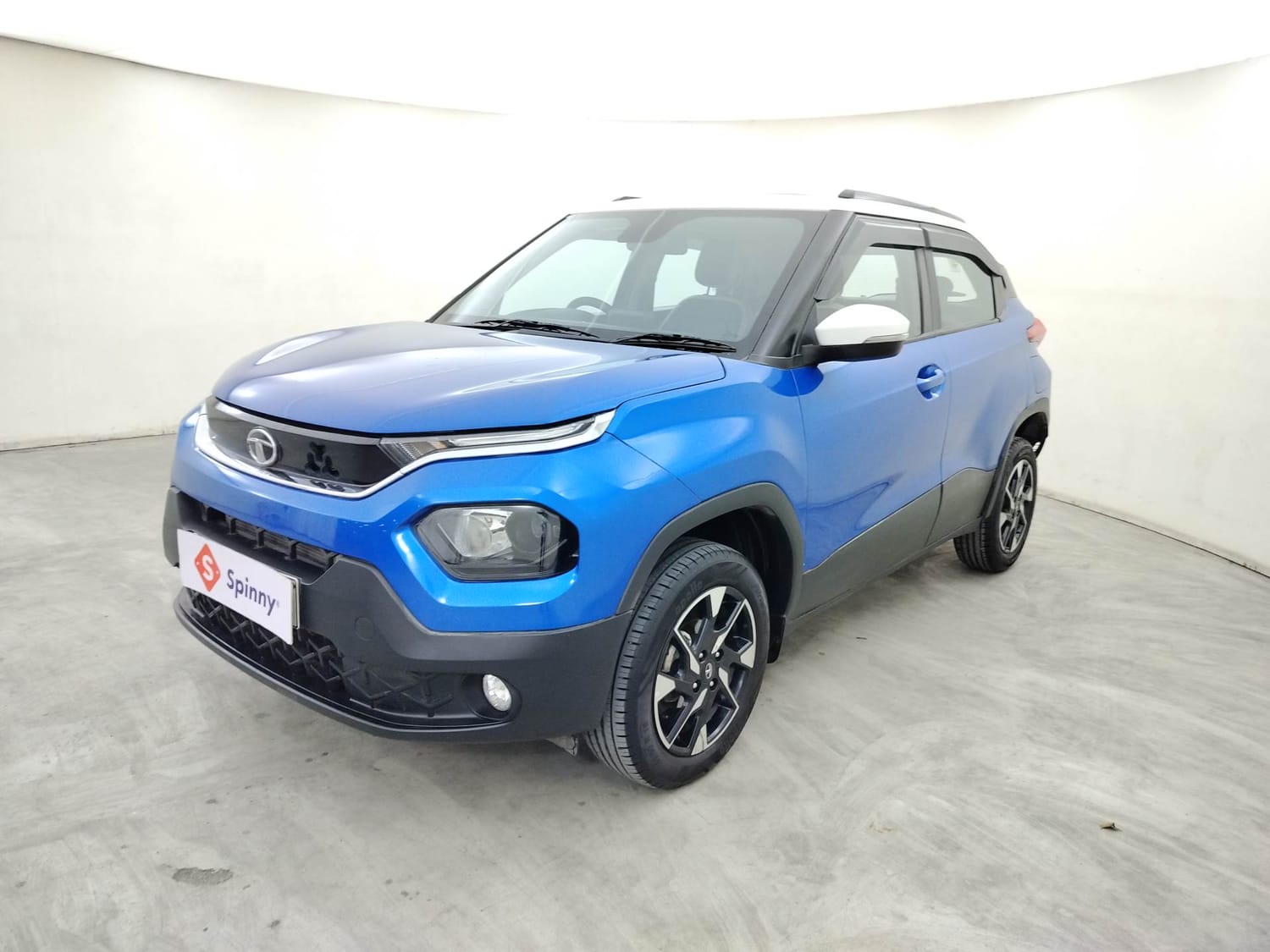 LEFT FRONT CORNER VIEW